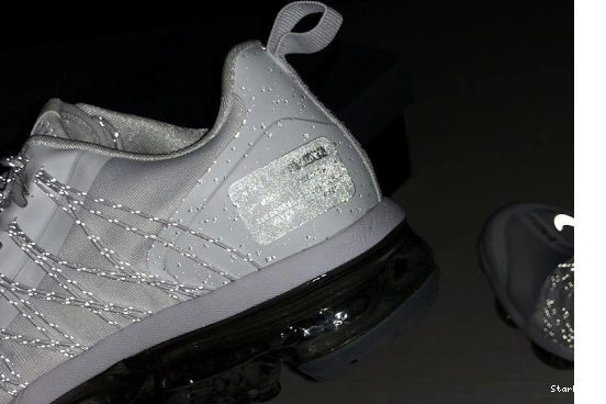AQ8811-100 RUN REFLECT SILVER VAPORMAX AIR WHITE (W) UTILITY 0810